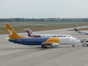 Berlin - Flughafen Tegel : Parkende Flugzeuge auf dem Vorfeld, aufgenommen 2004 am Flughafen Tegel in Berlin