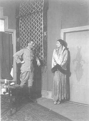 Szenenbild aus "Die Verführung des Heiligen" von Felix Langer. Dresden: Albert-Theater, 06.02.1930