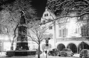 Freiburg: Rathaus mit beleuchtetem Tannenbaum