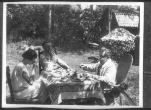 Güstrow. Marga Böhmer, Bernhard Böhmer und Ernst Barlach im Garten am Heidberg