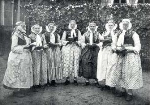 Ostersängerinnen aus Jahmen : Kleidung - Truhentracht. Ort: Jamno / Jahmen. Ostersängerinnen aus Jahmen in der Kirchgemeinde Klitten.