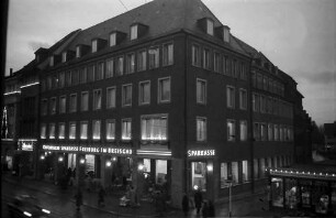 Freiburg: Städtische Sparkasse (Nachtaufnahme), vom Fenster des Basler Hofs