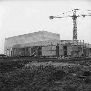 Wasserwerk: Schwarzendamm: Bau: vorn Gebäudeteil mit Grundmauern, Gerüst: davor Baumaterial: dahinter rechts Baukran: hinten links Gebäudeteil vor Fertigstellung