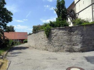 Kirchhofmauer im Süden über Ortsseite von Osten in übersichtlichem Verlauf