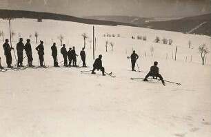 Oberwiesenthal im Erzgebirge. Skilauf, beim Üben des Schneepflugs