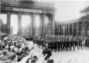 SS-Aufmarsch am Brandenburger Tor