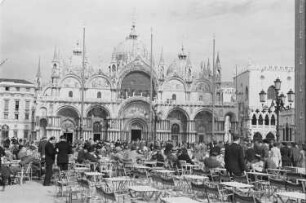 Reisefotos Italien. Venedig, Markusplatz. Markusdom (Basilica di San Marco) (976-1094). Ansicht über ein Straßencafé