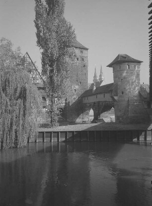 Nürnberg. Weinstadel (15. Jh.), Wasserturm und Henkersteg, Blick über die Pegnitz