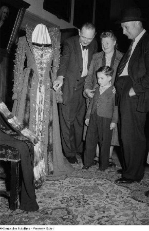 Besucher während einer Führung in der Kürschner-Ausstellung im Alten Rathaus