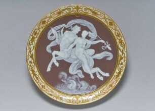 Wandteller in pâte-sur-pâte mit einem Seethiasos