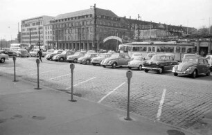 Parkplätze mit Parkuhren vor dem Karlsruher Hauptbahnhof.
