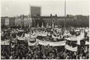 Demonstrationszug zur Kundgebung auf dem Alexanderplatz am 4.November 1989