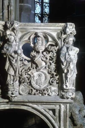 Maßwerkbrüstung mit Wappen und Heiligenfiguren