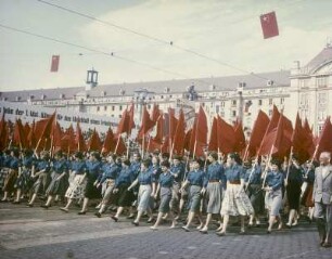 Dresden. Demonstration zum 1. Mai entlang der Ernst-Thälmann-Straße, Tribüne auf dem Altmarkt