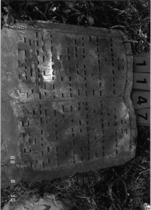 Grabstein 1147 (Index: 100098847) Maße HxBxT: 80x63x7 cm Besonderheit: Doppelkindergrab für Geschwister: Grabstein 1147 (Detailaufnahme)