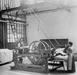 VIII. Breitstreckmaschine : Technikgeschichte | Technologie | Fasern, Gespinste und Gewebe | Leinenindustrie | Bleiche und Appretur