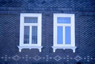 Hauswand mit Beschieferung und zwei Fenstern