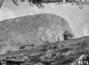 Umgebung von Mutoko : Felsige Landschaft mit Personen und einer Hütte
