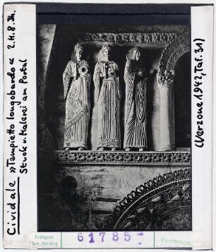 Cividale: Tempietto Longobardo (S. Maria in Valle), Stuck und Malerei am Portal