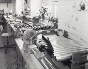 Dresden-Neustadt. Jehmlich Orgelbau Dresden GmbH. Metallpfeifenwerkstatt. Tischdrehmaschine und Pfeifenkörper