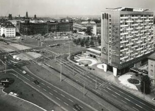 Dresden-Altstadt, Pirnaischer Platz. Blick aus dem Wohnhochhaus, Grunaer Straße 2, über Nr. 5 nach Nordwesten gegen Polizeipräsidium