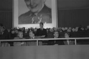 IV. Bundeskongress des Demokratischen Frauenbundes Deutschlands (DFD) vom 16. bis 19.5.1952 in Berlin : Paul Wandel (links), Anna Seghers (2.v.l.), Walter Ulbricht (3.v.l.) und Otto Grotewohl (2.v.r.) mit weiteren Kongressteilnehmern
