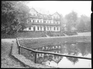Friedewalde. Kurhaus Friedewald mit Teich