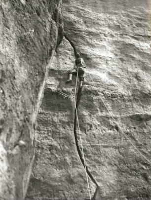 Sächsische Schweiz. Affensteine, Rokokoturm. Seilschaft Karlheinz Gonda und Gerhard Junghans bei der Erstbegehung des Bergfinken-oder Neuen Westweges. 26.6.1949 (VIIIb)