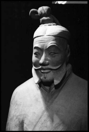 Basel: Kaufhaus Rheinbrücke, Die Grabarmee des ersten Kaisers von China, Terrakottafiguren, gepanzerter Offizier mit Pferd [ohne Pferd]