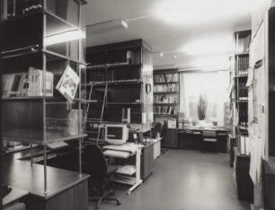 Sächsische Landesbibliothek - Staats- und Universitätsbibliothek Dresden. Zweigbibliothek Maschinenwesen, Teilbibliothek Textil- und Bekleidungstechnik. Benutzungsraum mit Freihandaufstellung und PC-Rechercheplatz, am Fenster Dienstplatz : Dresden-Südvorstadt, Hohe Straße 6 (Gebäude der TU Dresden). Sächsische Landesbibliothek - Staats- und Universitätsbibliothek Dresden. Zweigbibliothek Maschinenwesen, Teilbibliothek Textil- und Bekleidungstechnik. Benutzungsraum mit Freihandaufstellung und PC-Rechercheplatz, am Fenster Dienstplatz