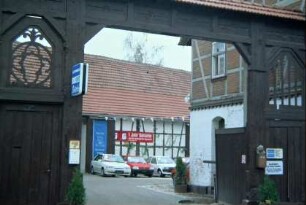 schönes, überdachtes Hoftor, im Hof Autohandel