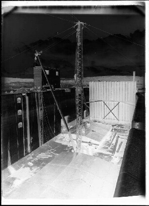 Staustufe Wipfeld. Schleusenanlage, Unterhaupt. Montage der Tore durch die Firma Seibert.