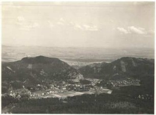Oybin. Blick vom Hochwald über den Ort Oybin zum Zittauer Becken