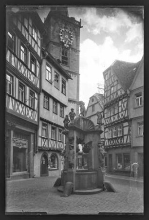Engelsbrunnen mit Blick in Richtung Stiftskirche