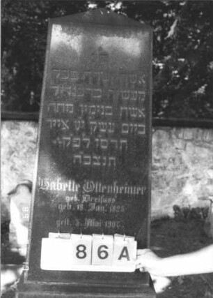 Grabstein 86 (Index: 100105815) Material: polierter Granit auf Granit Zustand: sehr gut Maße HxBxT: 189x55x24 cm Beschreibung: Obelisk auf getrepptem Sockel Steinmetz: Götz Oßw.: Grabstein 86A
