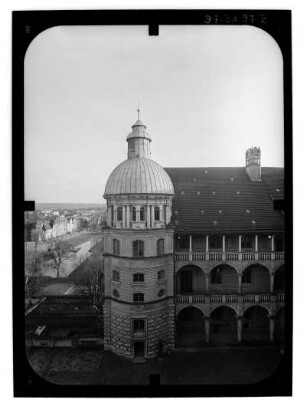 Güstrow, Franz-Parr-Platz 1. Ehem. Residenzschloß (Museum Schloß Güstrow, Baubeginn 1558; F. Parr). Treppenturm und Loggia von Nordost