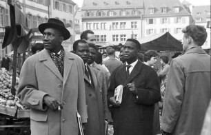 Freiburg: afrikanische Intellektuelle; Gruppe auf dem Markt