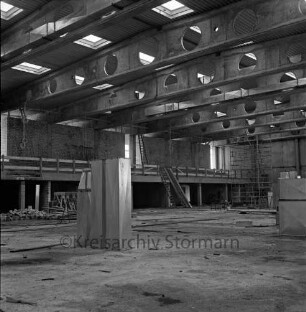 Sporthalle: Neubau: Schulzentrum Glinde: Innenansicht: Rohbau: Blick in die Halle