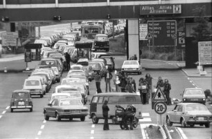 PKW-Warteschlange am Checkpoint Bravo