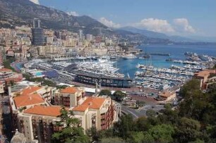 Monte Carlo - Stadtübersicht : Blick von der Aussichtsterrasse neben dem Fürsten-Schloss auf Hafen und Stadt Monte Carlo. 2006