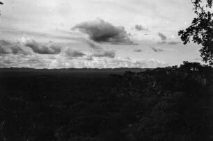 Bergkette : Blick über den Rücken der Mwendafye-Bergkette auf die Musulaiberge.
