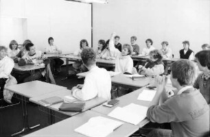 Kirchzarten: Schulzentrum; Klasse: ein Mädchen meldet sich