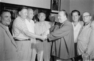 Schausteller und Besucher in einem Aufenthaltsraum