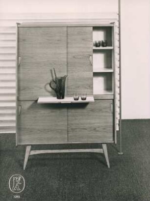 Wohnzimmer "Modell 1293" Gläserschrank der Möbelfabrik Erwin Behr