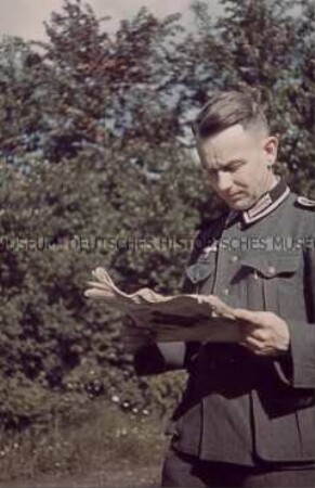 Wehrmachts-Soldat mit Zeitung