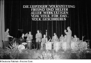 Das Orchester Alo Koll bei der Festivität zum 60jährigen Bestehen der Leipziger Volkszeitung, am Schlagzeug Fips Fleischer