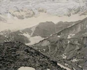 Gletschereiswände im Calderagletscher des Altar, die durch Einbruch im Calderagletscher des Cerro Altar bei 4400 m entstanden sind