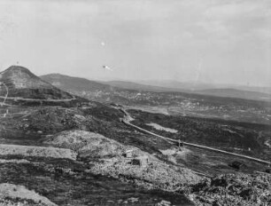 Landschaftsblick : Blick in eine weite Landschaft auf eine Ortschaft im Hintergrund