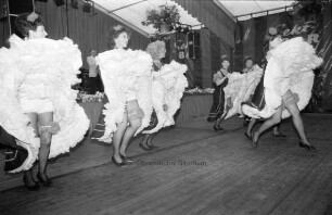 Schützenfest: Frauen der Ahrensburger Schützengilde beim Cancan-Tanz