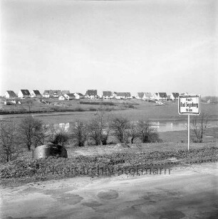 vorne Segeberger Chaussee, dahinter der Königsteich, im Hintergrund Wohngebäude der Straße An der Königswiese
